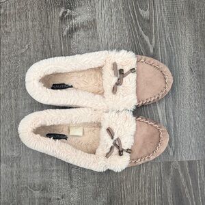 Nautica Women's Cozy Cream and Tan Slippers